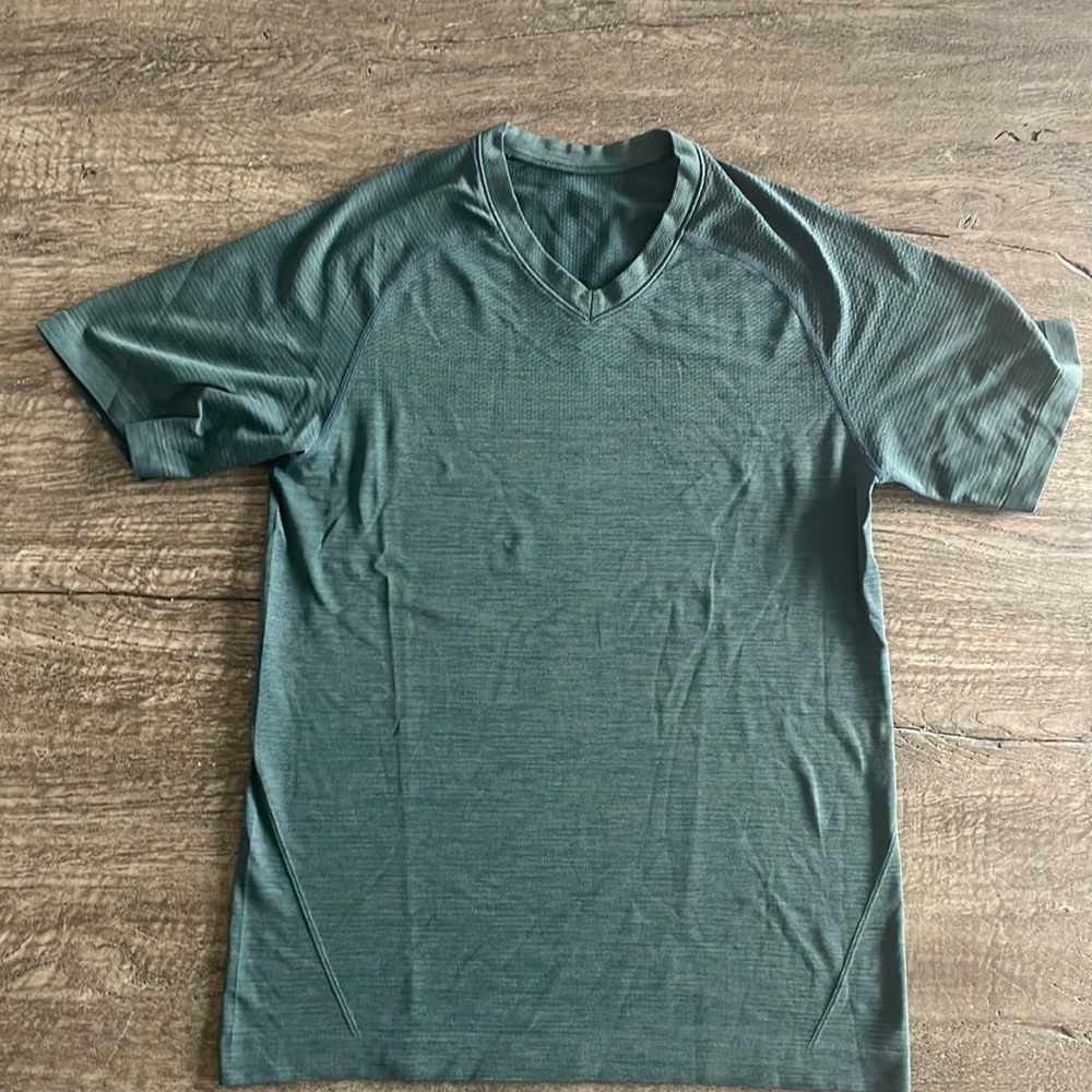 Mens lululemon metal vent v neck shirt